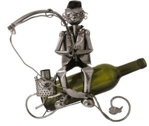 kovový stojan na láhev vína - rybář sedící na lahvi vína.